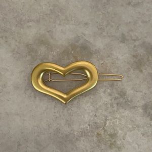 Hair clip gold in the shape of a heart